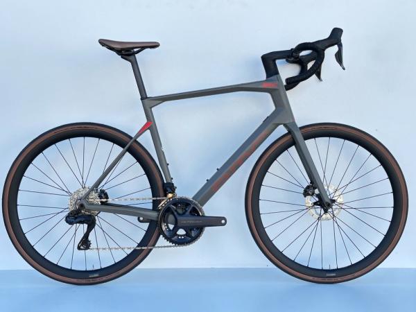 BMC Roadmachine 01 THREE / Rhino Grey / Neon Red 58